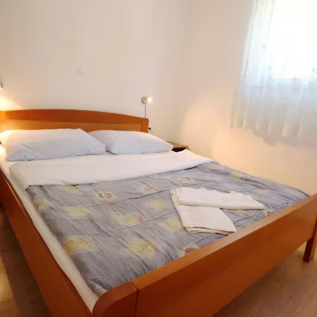 Apartamento Schoene In Mit Eigener Terrasse By Interhome Baška